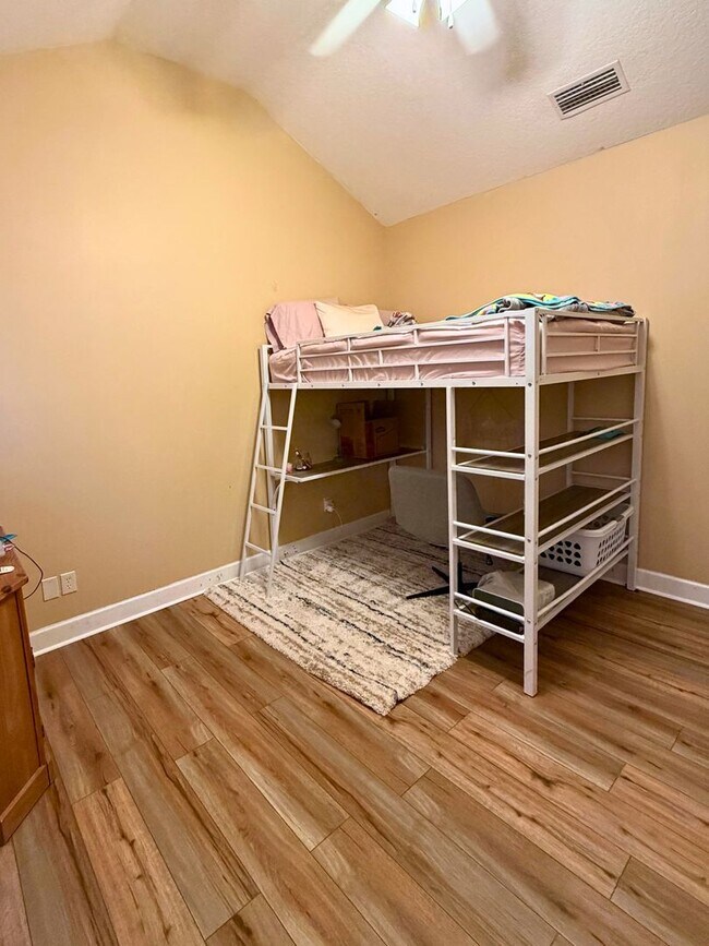 Foto del edificio - 3/2 with grass cutting included & access to community amenities.