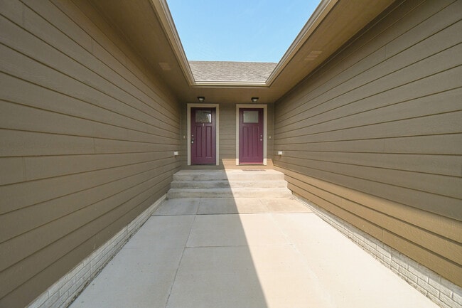 Building Photo - 1114 N Brennan Ct