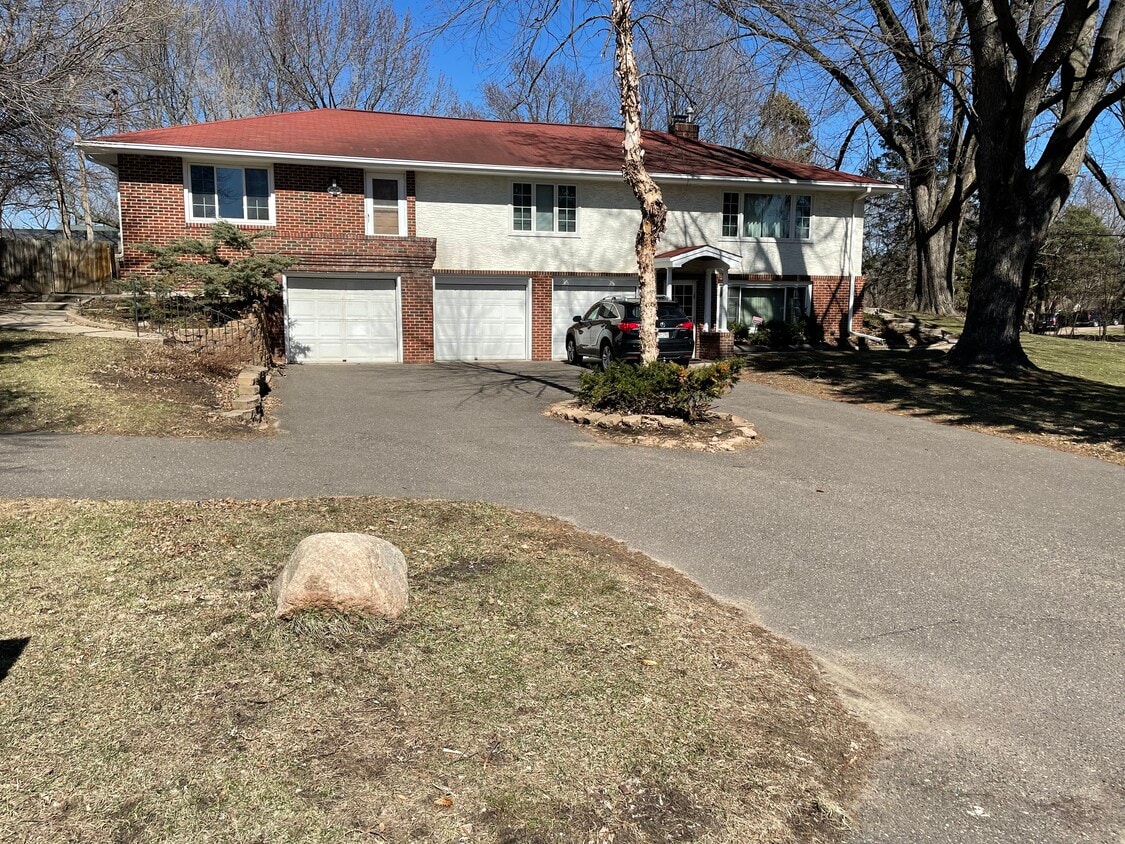 2525 Maple Ln, Roseville, MN 55113 House Rental in Roseville, MN