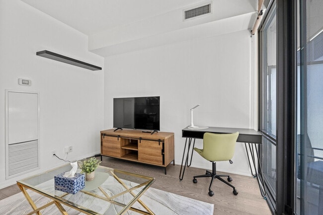 Photo du bâtiment - 801 Bay St.