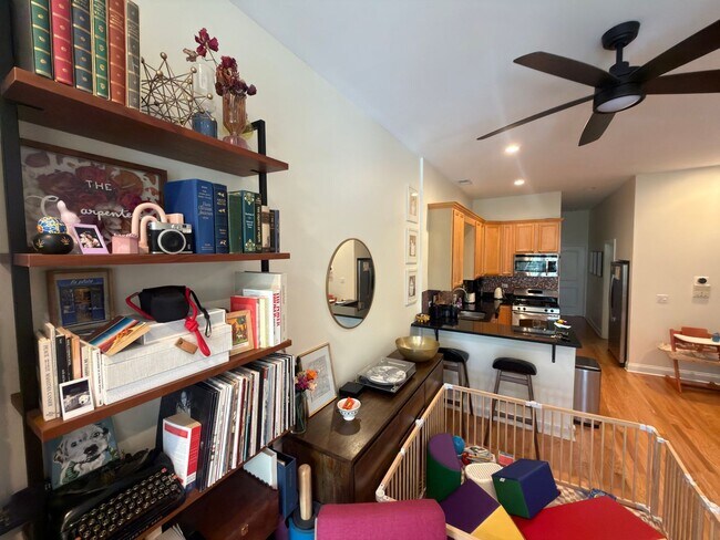 Foto del edificio - Beautifully updated & maintained 2 bed/2 bath Noble Square condo in an intimate 3 unit building.