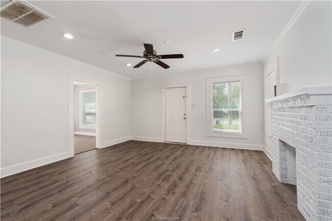 Foto del edificio - AUGUST PRE-LEASE!! Adorable 3/2 close to D...