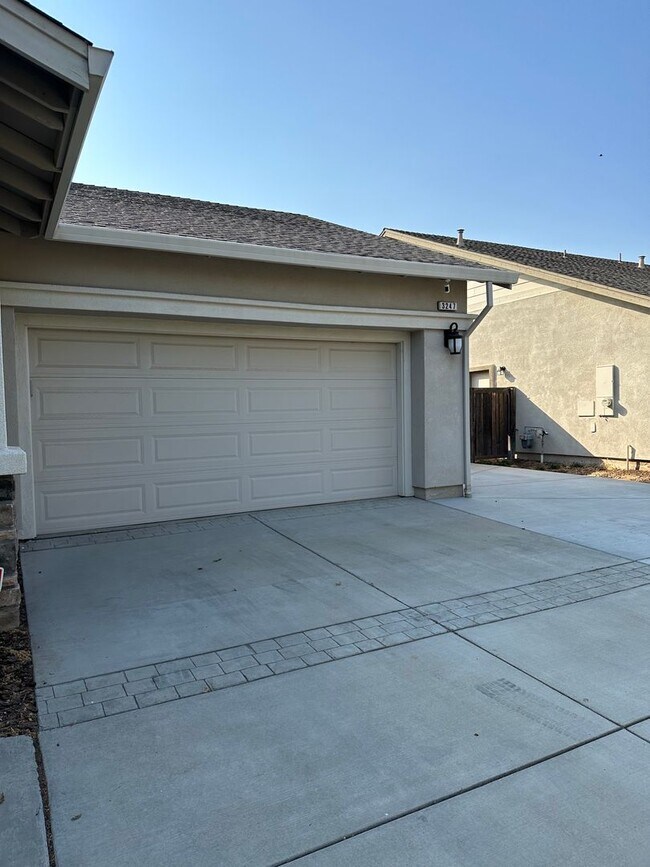 Building Photo - Beautiful 3 Bed 2 Bath House in a Great Lo...