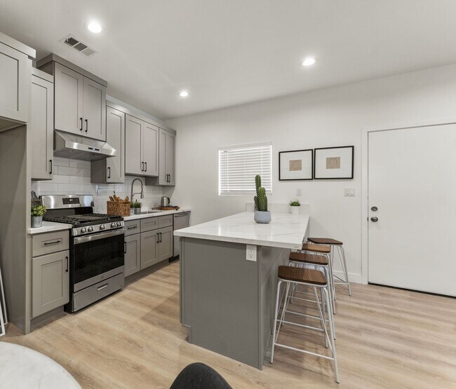 Foto del edificio - Showing Times: Every Tuesdays & Thursdays 5:00PM - 6:00PM & Every Saturdays 12:00PM - 1:00PM