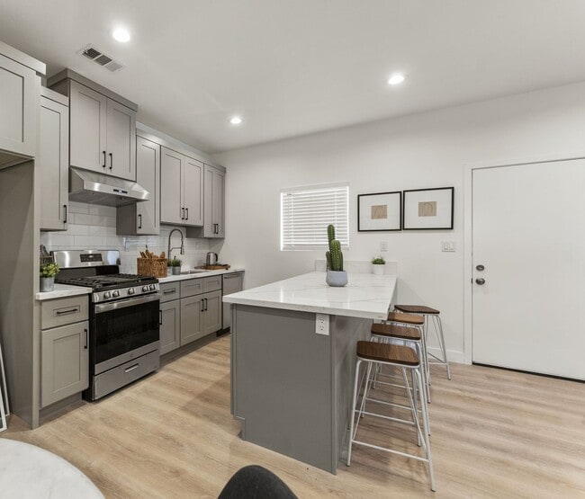 Building Photo - Showing Times: Showing Times: to schedule a viewing, please call & contact us