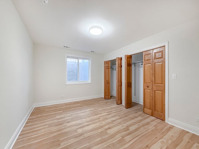 Foto del edificio - 6415 W Irving Park Rd