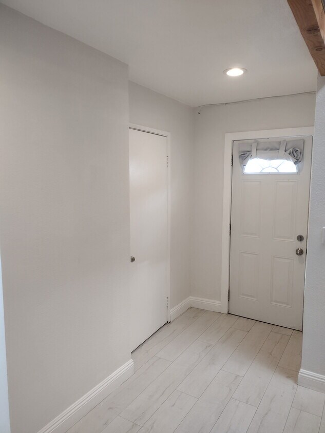 Foto principal - 7450 Girard Ave