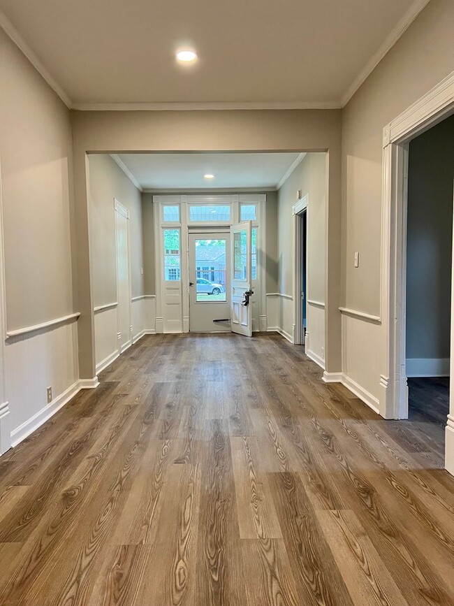 Building Photo - 317 S Maple Ave
