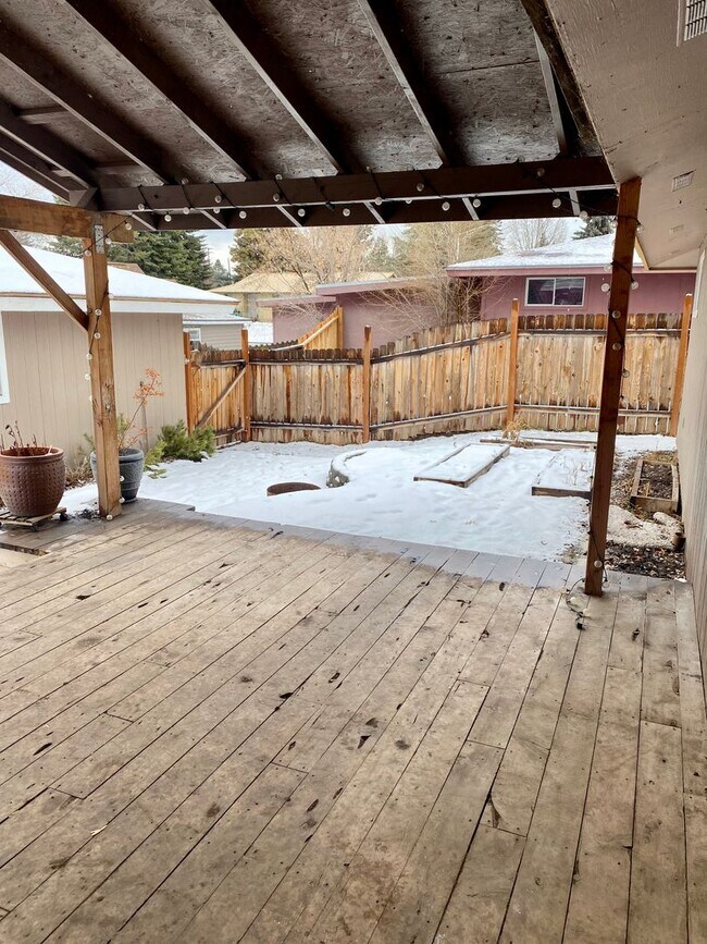 Building Photo - 2 Bed 1 Bath Duplex with Garage, Patio and...