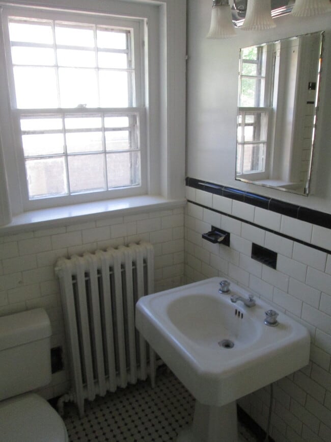 Building Photo - -- AVAILABLE JULY 17TH -- 3 BR / 1 BA Bric...