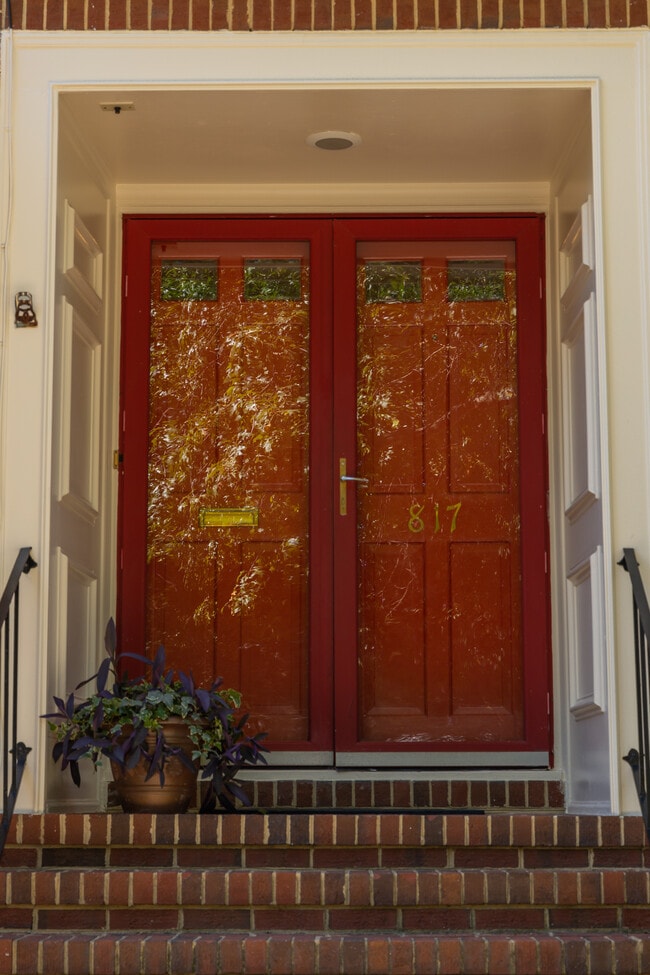 Building Photo - 817 Botetourt Gdns