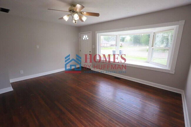 Foto del edificio - Two Bedroom House | Detached Garage