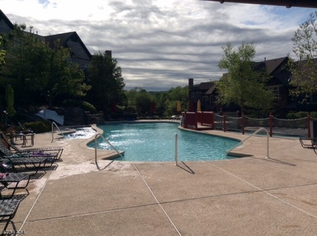 Foto del edificio - 10-12 Maple Cres