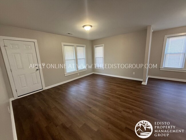 Foto del edificio - Modern 3-Bedroom Home with Updated Features and Large Lot