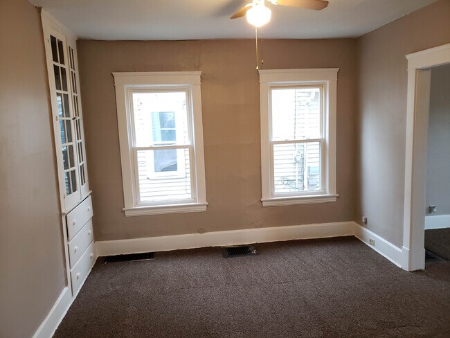 Building Photo - Three Bedroom 1st Floor Duplex with Free W...