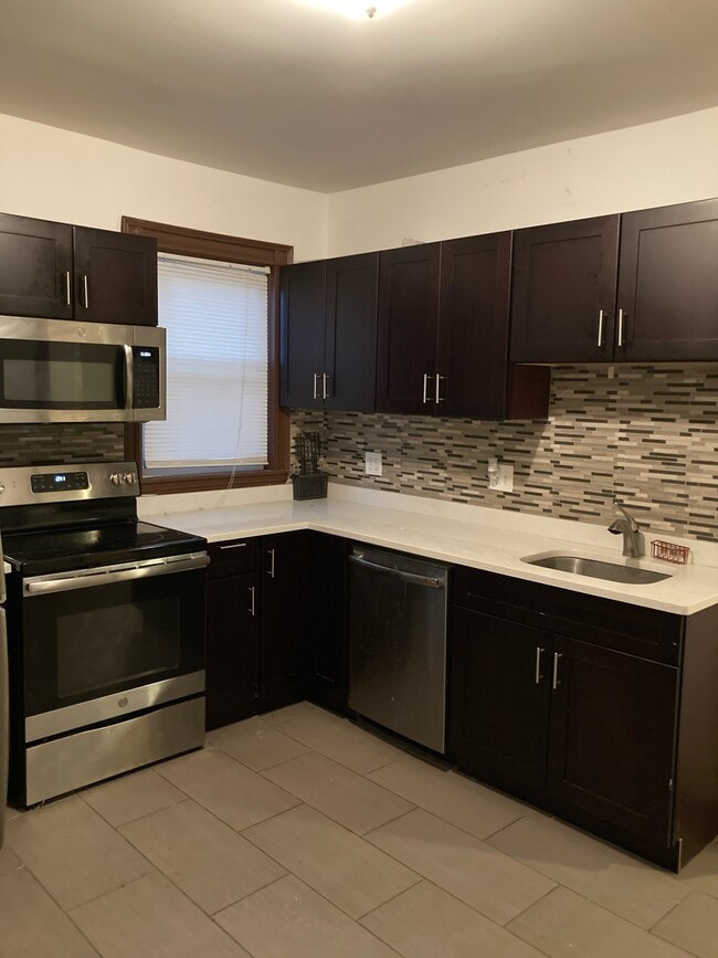 Building Photo - 98 Topliff St