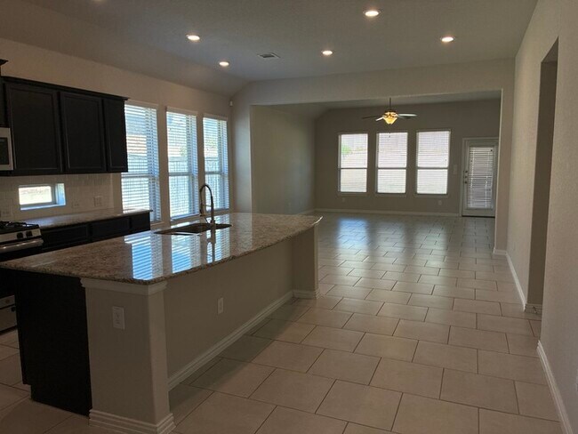 Foto del edificio - 4BR/3BA House • In-Unit W/D • Attached Garage  • Backyard in San Antonio