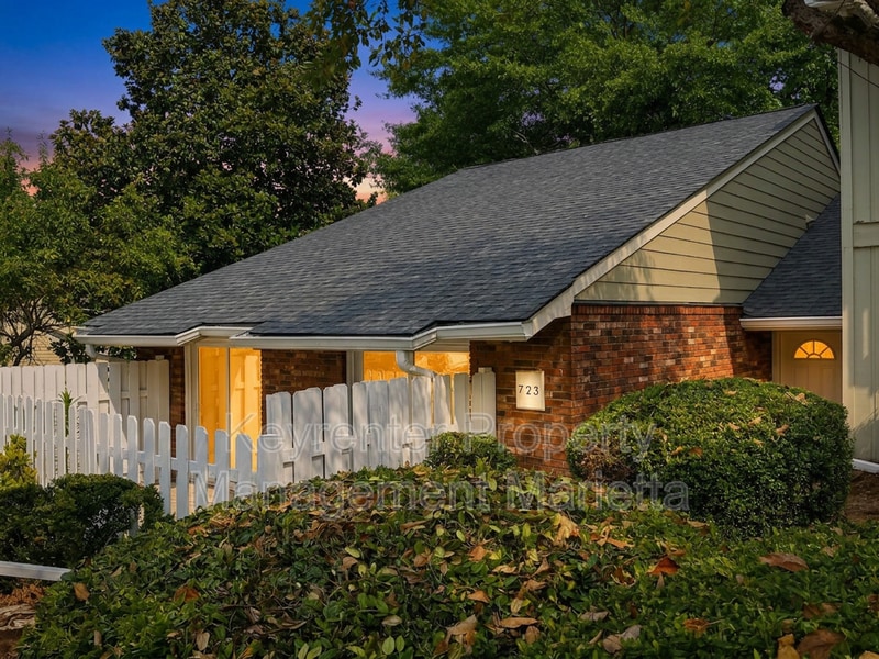Photo - 723 Hanover Lane