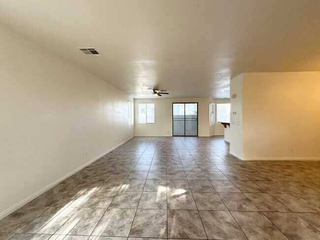 Foto del edificio - Beautiful two-story- single-family home