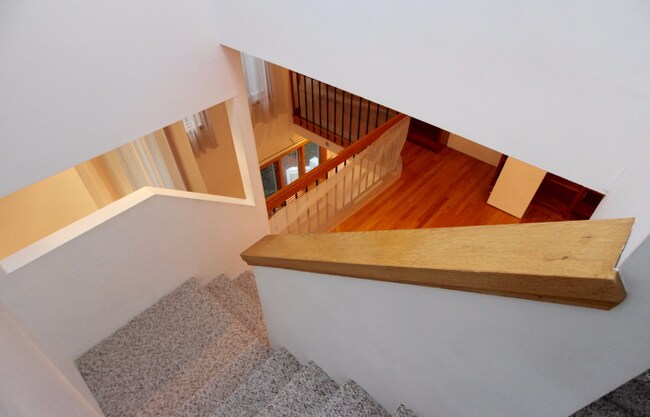 Foto del edificio - 17 Fresh Pond Pl