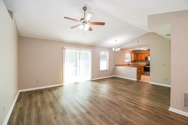 Foto del edificio - 6983 Huntington Woods Cir E