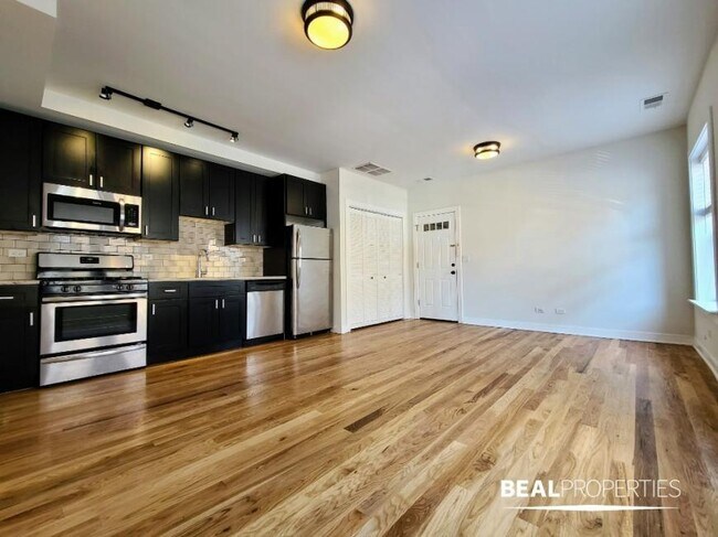 Foto del edificio - 0 bedroom in CHICAGO IL 60625