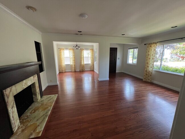 3. Sala de estar de la recepción con vistas de la puerta de tu casa. - 7836 Kenyon Ave