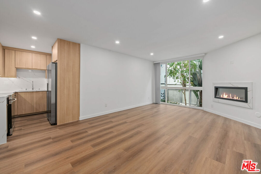 Foto principal - 2447 Beachwood Dr