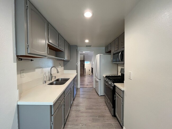 Foto del edificio - MOVE-IN READY, upgraded 3+3 w/bonus room!