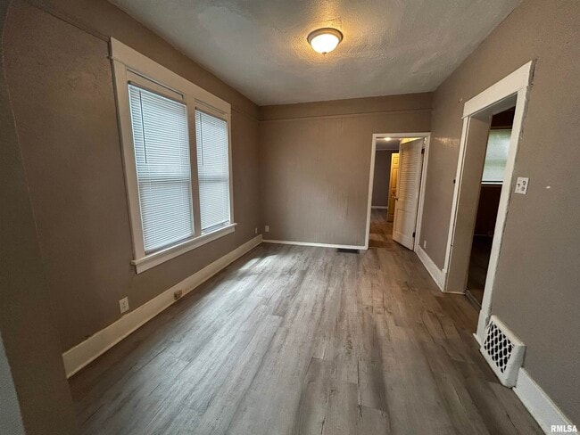 Building Photo - 1031 E Behrends Ave
