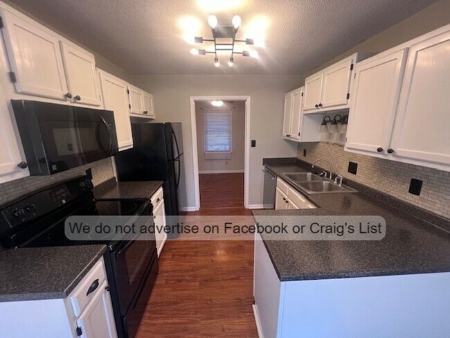 Foto del edificio - Farmington - Butterwood Circle