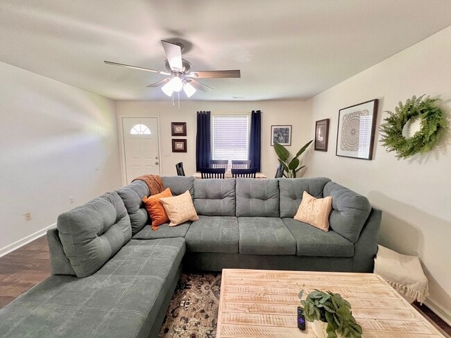 Foto del edificio - 707 Bagwell Ct