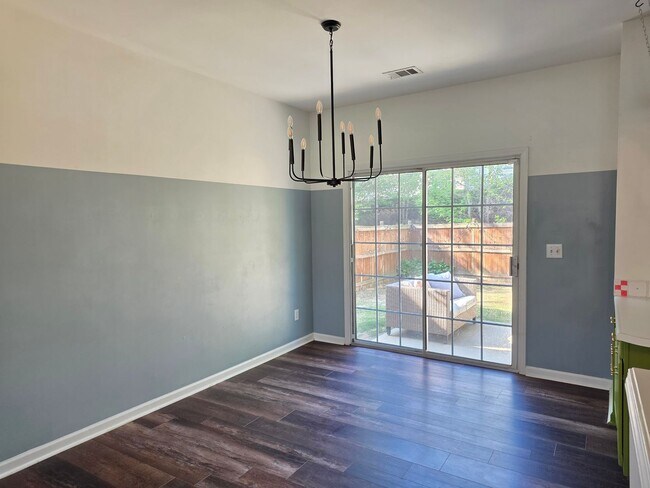 Foto del edificio - Rare 3 bed 2.5 bath Townhome located in Kennesaw
