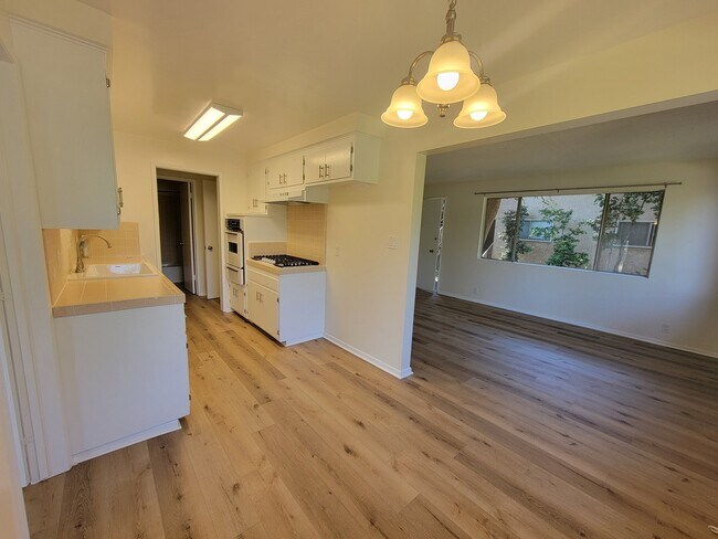 Foto del edificio - 13530 Leadwell St
