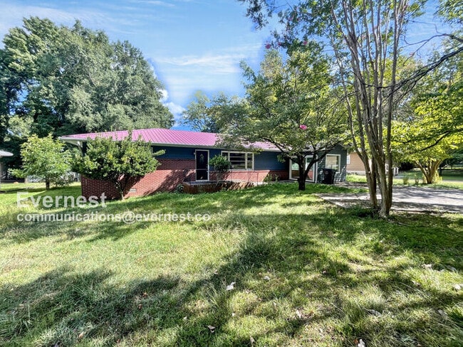 Building Photo - 306 N Circle Dr