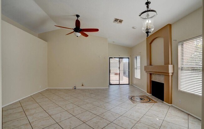 Foto del edificio - 8820 W Shaw Butte Dr