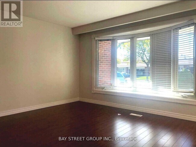 Building Photo - 641 Eaglemount Crescent