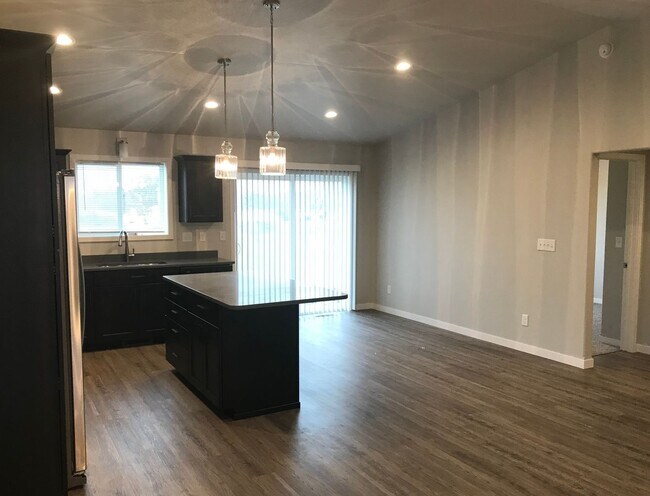 Building Photo - 4 bed 2 bath Single Family Home