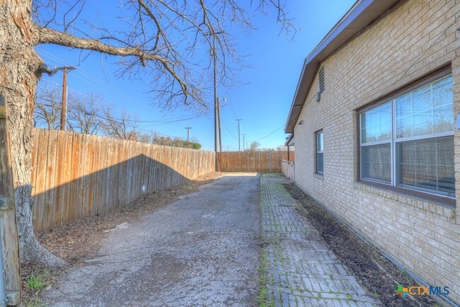 Building Photo - 196 Richter Ln