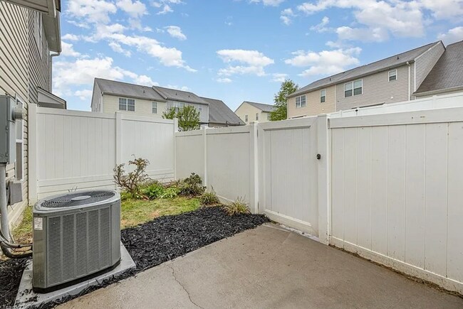 Foto del edificio - Immaculate beautiful 3-bedroom, 2.5-bath townhouse in Greensboro with 1 car garage/fenced in patio