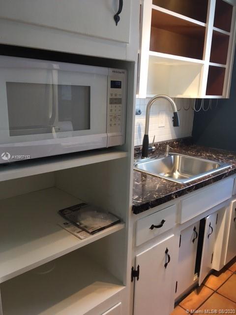 Foto del edificio - 8132 Harding Ave