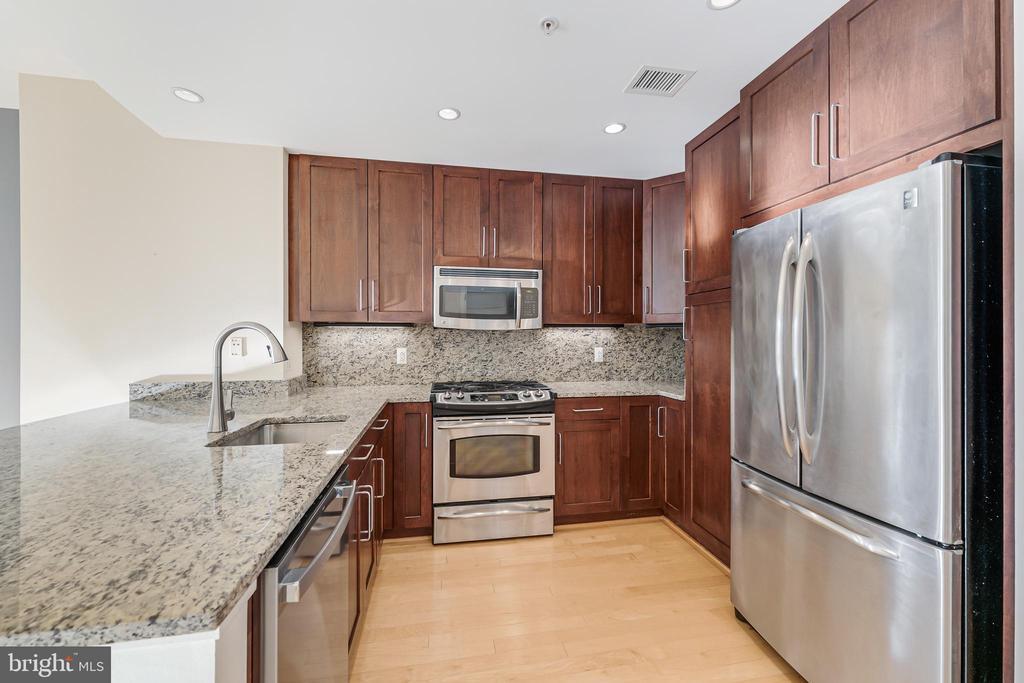 Foto principal - 8220 Crestwood Heights Dr