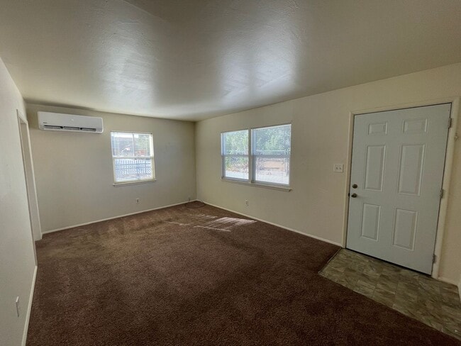 Building Photo - Cute 2 BR 1 BA Home in Midtown!