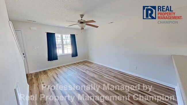 Foto del edificio - Super cute 2 BD/2.5 BA Townhome with Screened Porch