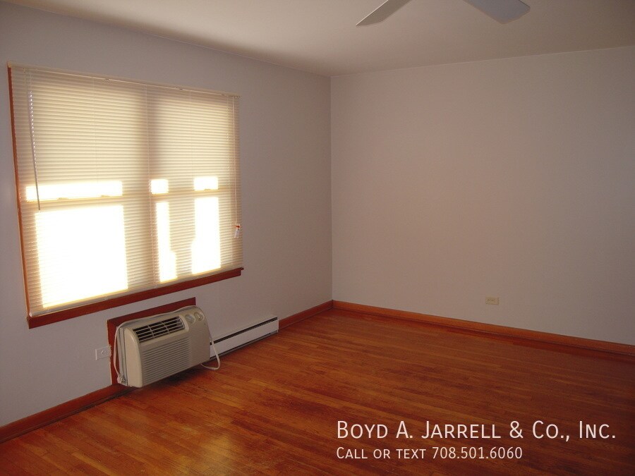 Primary Photo - Oakwood Apartments:One Bedroom, off-street...