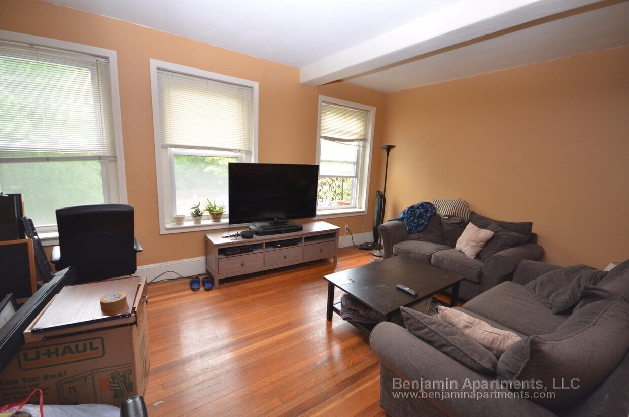 Primary Photo - 1575 Beacon St