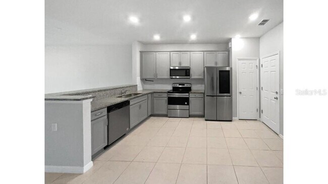 Building Photo - 3737 Plainview Dr