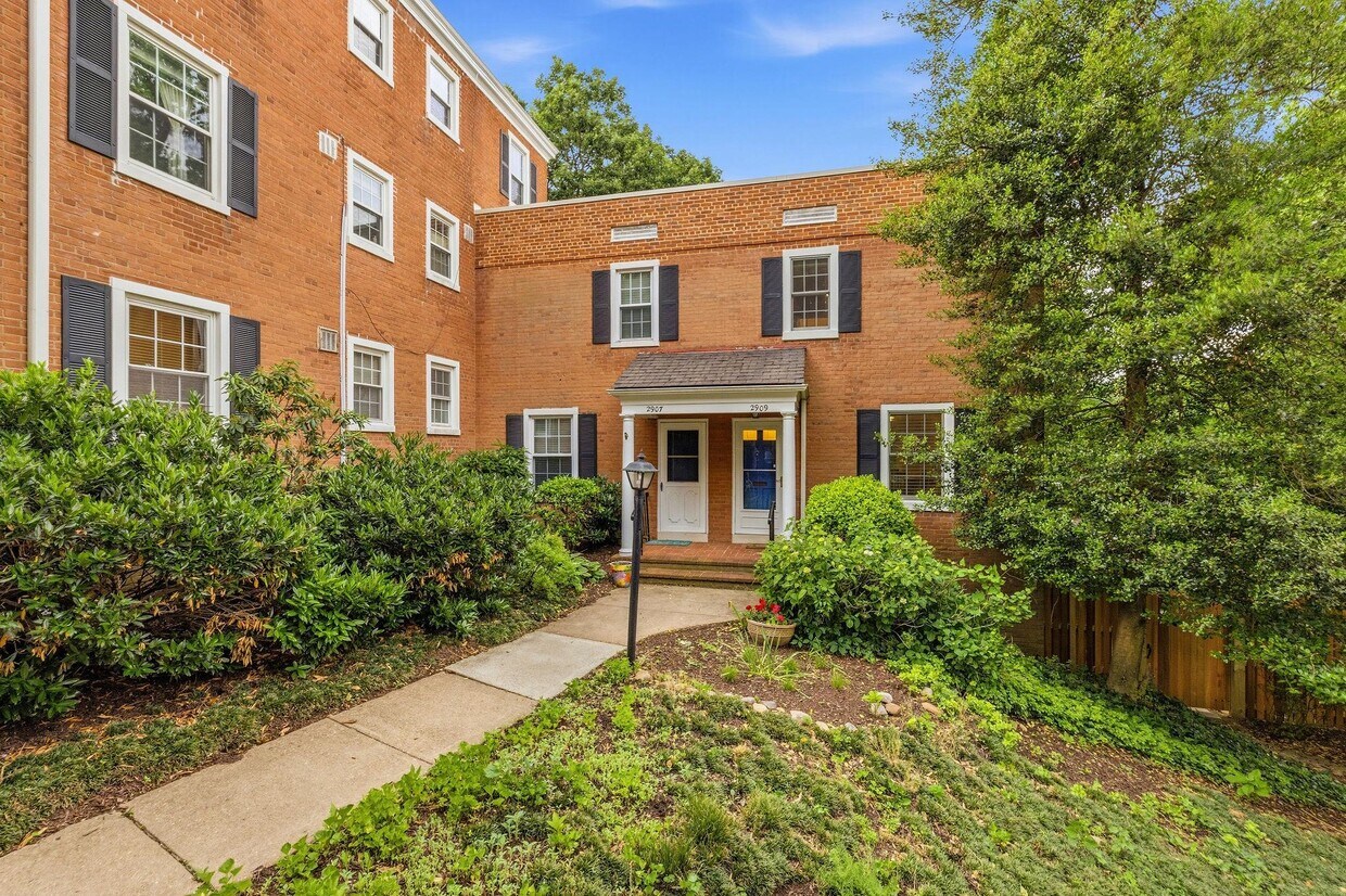 Photo - 2909 S Dinwiddie St (Arlington, VA)