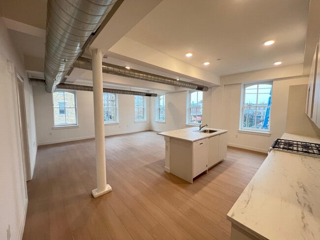 Building Photo - 141 Christopher Columbus Dr