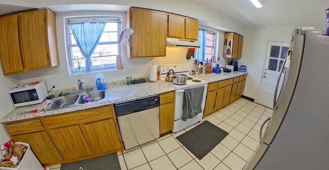 Building Photo - 3D Tour Available - Great Location + Back Deck + Pet Friendly + Garage Parking! Available August ...